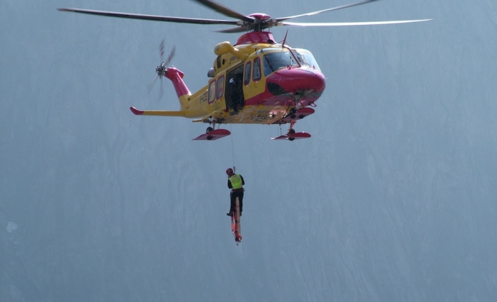 immagine di un' operazioen di soccorso in elicottero
