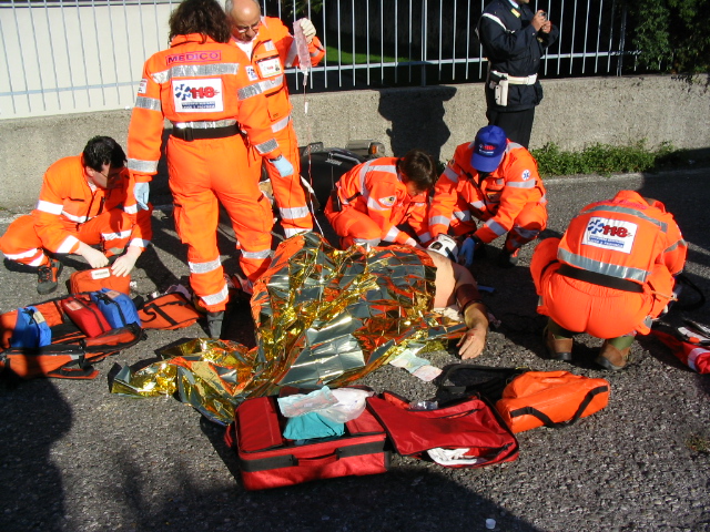 Immagine di una èquipe di soccorso all'opera