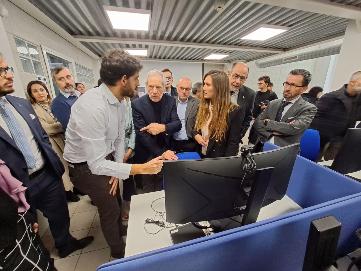 immagine L’assessore Bertolaso vista la Centrale Unica di Dalmine: è  il futuro della medicina territoriale