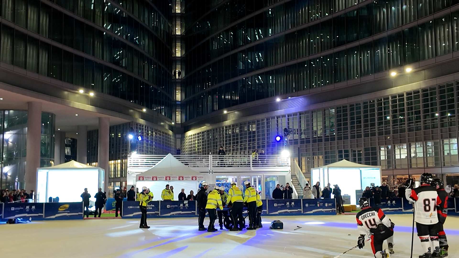immagine Simulazione di soccorso sportivo sulla pista di ghaiccio di Piazza Città di Lombardia. AREU mostra al pubblico le procedure di emergenza in vista di Milano Cortina 2026