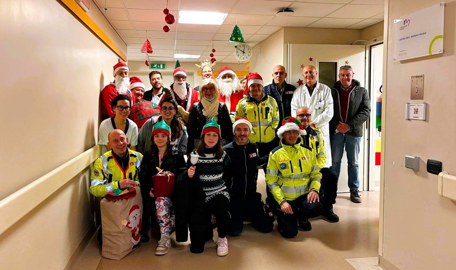 immagine Babbi Natale si calano dal tetto: sorpresa nei reparti pediatrici degli ospedali comaschi